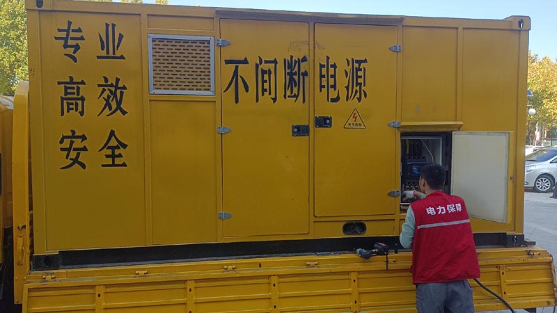 金山柴油发电机组和UPS电源配合使用时，如何避免切换过程中的电力中断？